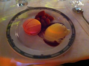Macaron à la framboise, glace vanille et fruits rouges